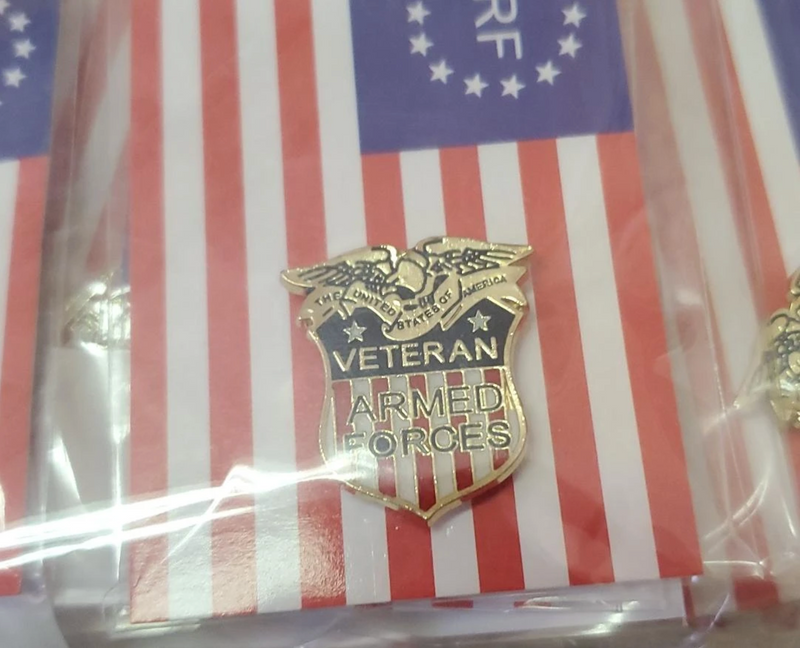 UNITED STATES OF AMERICA VETERAN ARMED FORCES AMERICAN FLAG LAPEL PIN